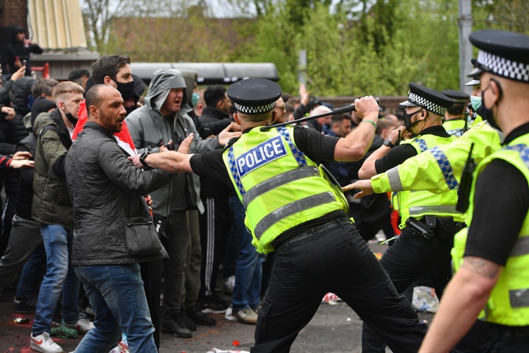 九游平台官网-第一了😂上赛季曼联球迷被捕事件最多，曼城西汉姆排名二、三