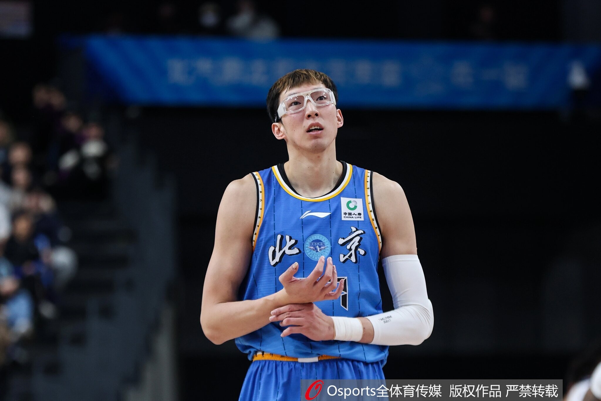 九游体育入口-防守中坚！周琦半场2中1拿到3分 但有7篮板1抢断2盖帽